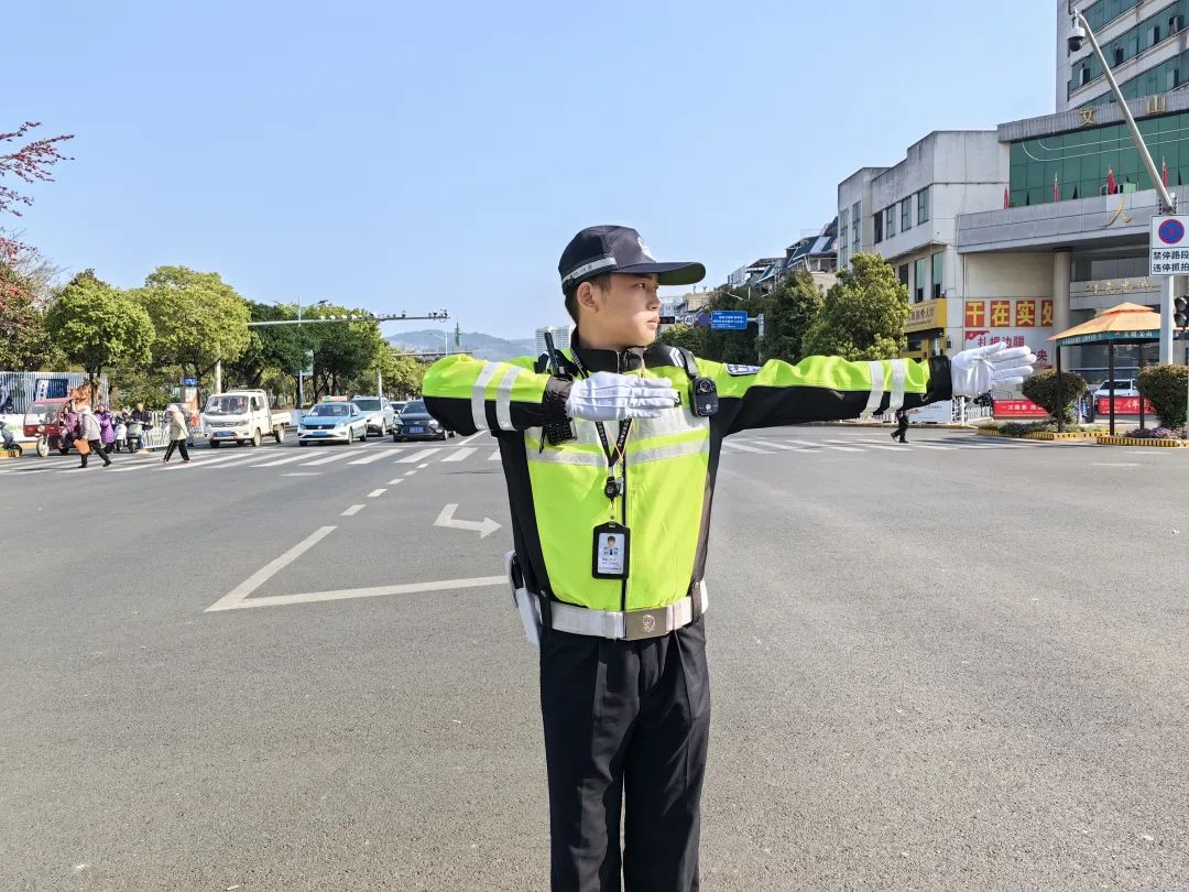 最新版交警反光执勤服，全新款交警反光制服亮相