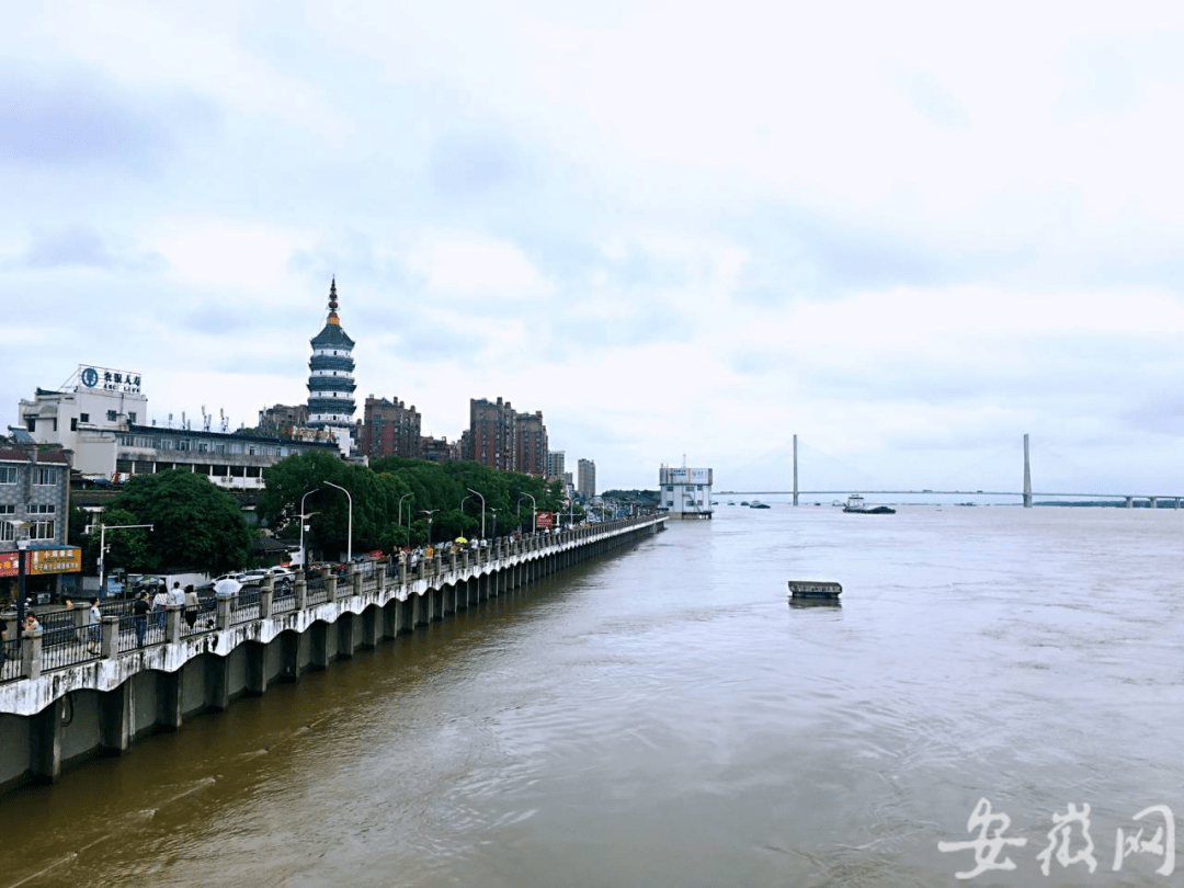 安庆长江水位稳中向好，碧波荡漾映美景