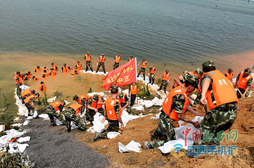 鄱阳湖畔抗洪勇士，实时直播守护家园美景