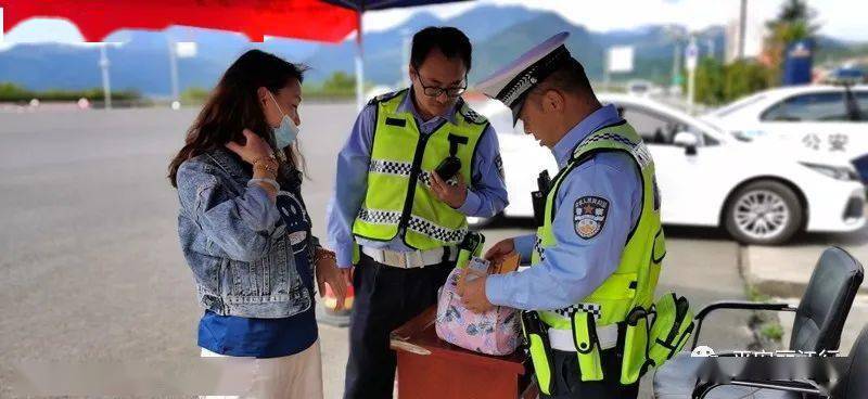 交警助人新动态，爱心传递正能量